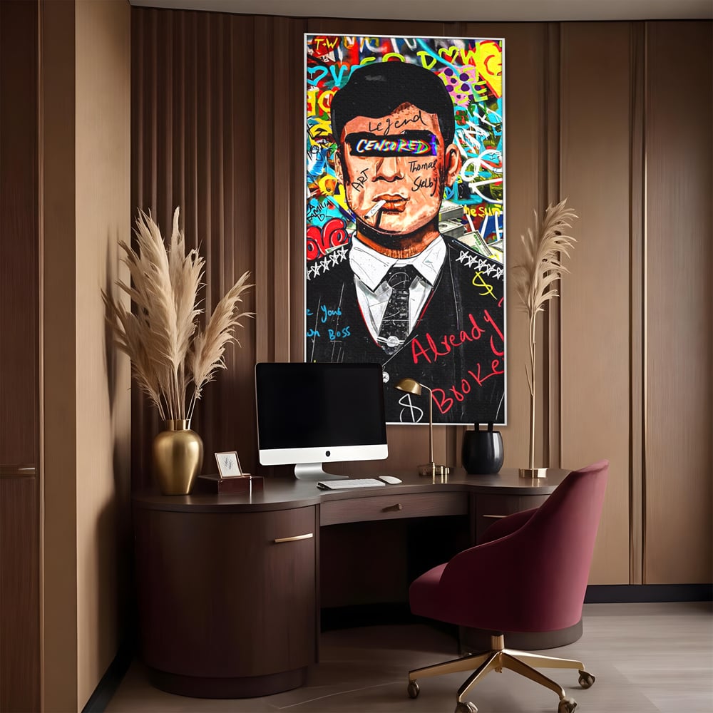 Tablou canvas cu tablou canvas cu personaj tip tommy shelby, in rama de aluminiu argintiu, pe perete intr-un birou